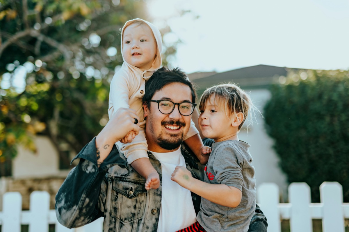 Parent solo souriant, serein à la maison